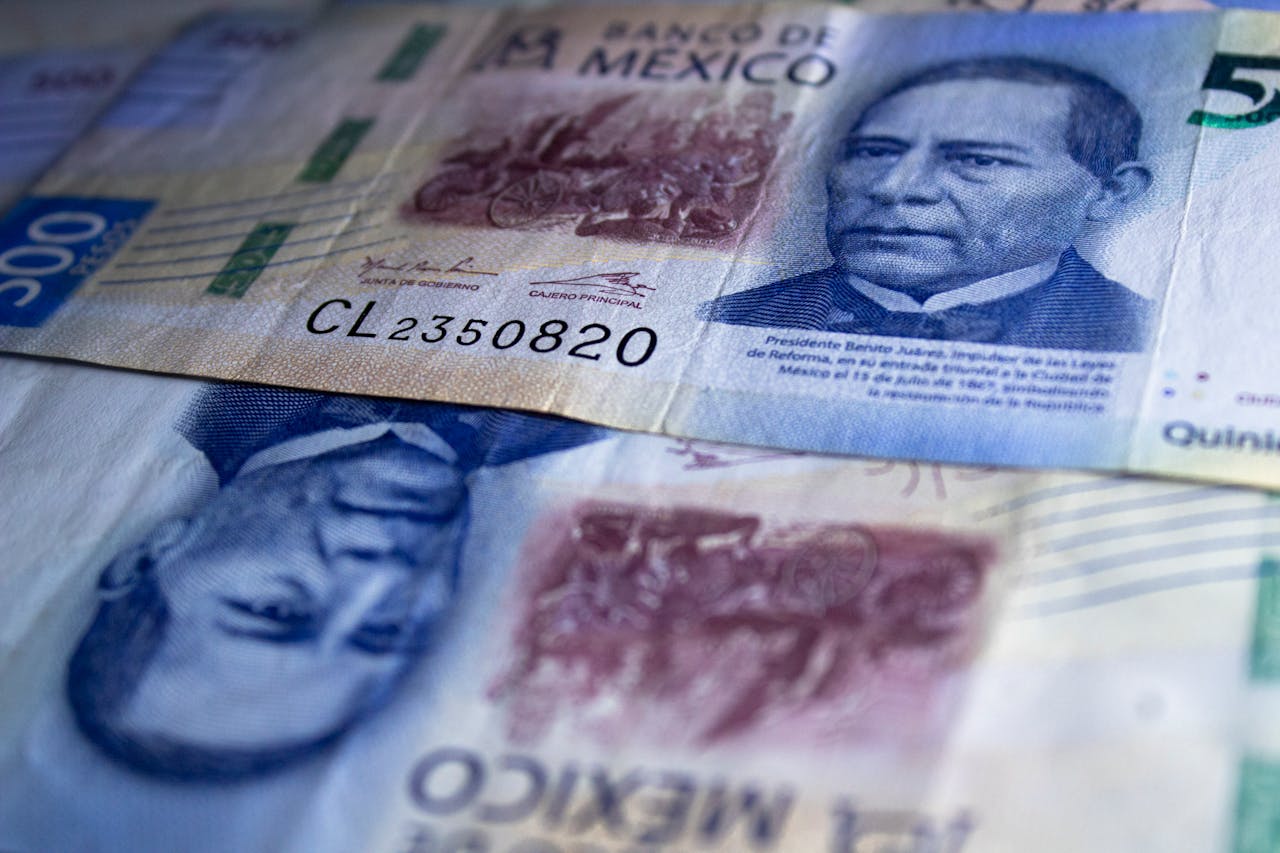 Home Detailed view of 500 Mexican peso banknotes featuring Benito Juárez.